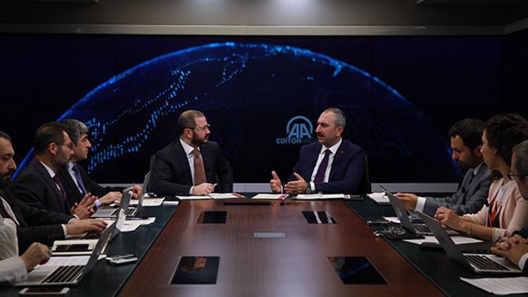 Adalet Bakanı'ndan 'etek boyu' tartışması açıklaması: 'Fırsat vermeyeceğiz'