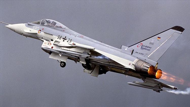 Son dakika... Almanya'da iki askeri jet havada çarpıştı