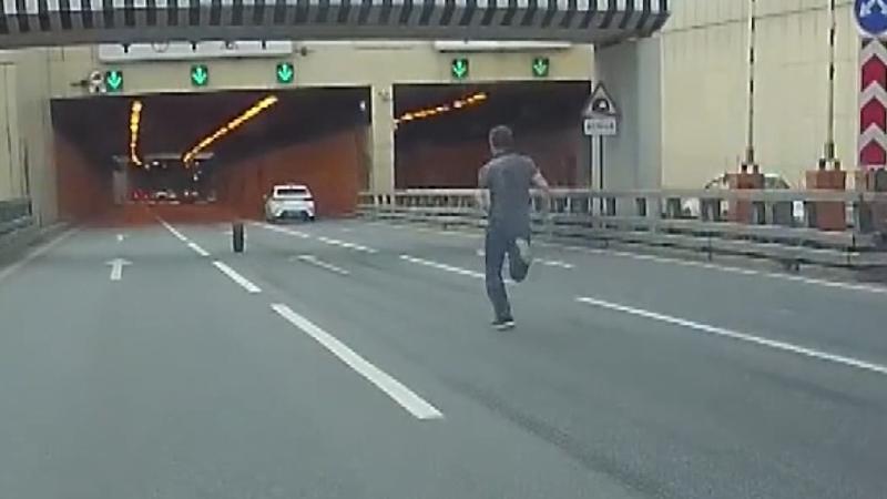Otoyolda kopan tekeri böyle yakalamaya çalıştı