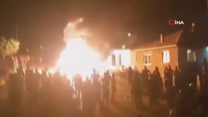 Tacizcinin evini basıp eşyalarını sokakta böyle ateşe verdiler