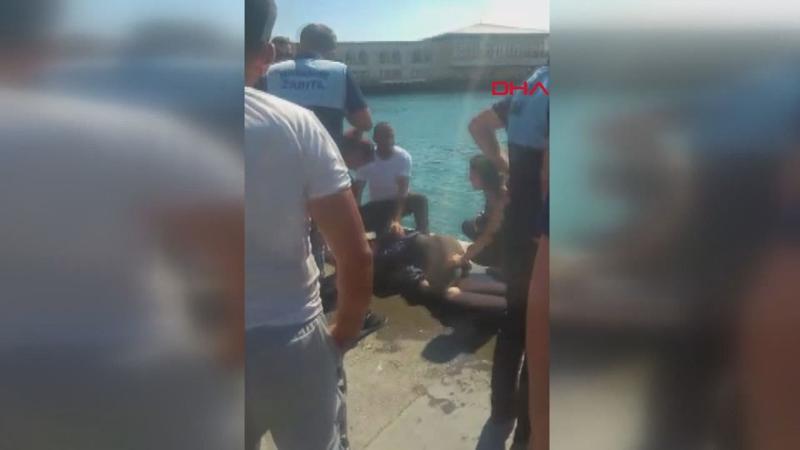 Kadıköy'de denize düşen kadını zabıta kurtardı