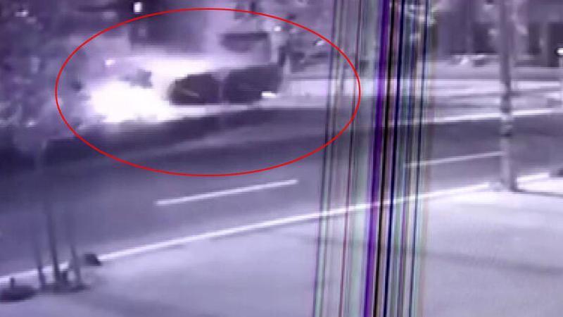 Sancaktepe'de otomobil kaldırıma uçtu