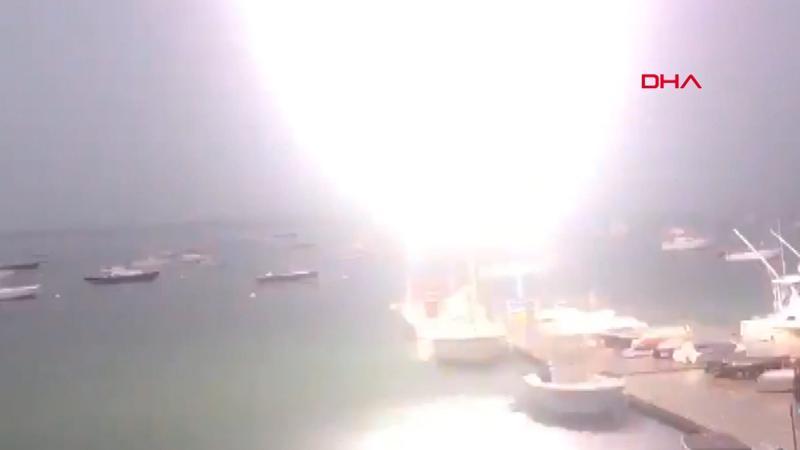ABD'de yıldırımın tekneye düşme anı
