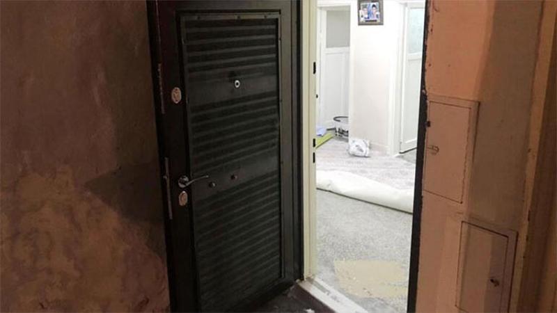 Kapısını çaldığı evin dürbününden bakan kadına pompalı tüfek ile ateş etti