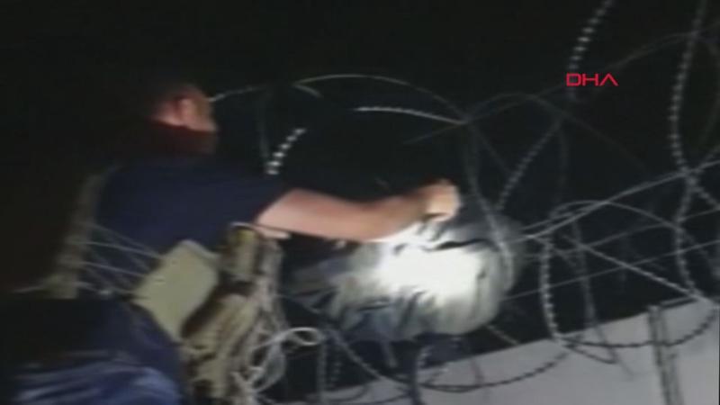 Suriye'den Türkiye'ye atılan 15 kilo patlayıcı, sınır tellerine takıldı